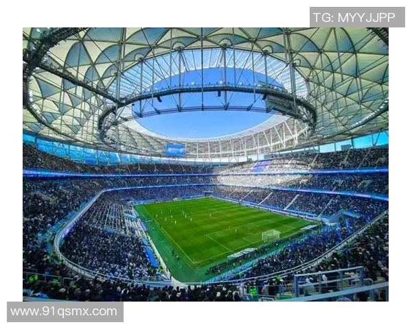 足球巨星重返赛场时隔多年再展风采引发球迷热烈追捧与期待